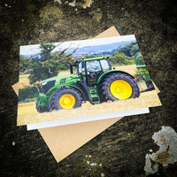 Carte de voeux de tracteur vert avec enveloppe