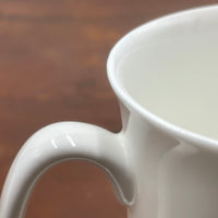 1 x tasse de tir en porcelaine tendre. Faisans catapultés par Bryn Parry